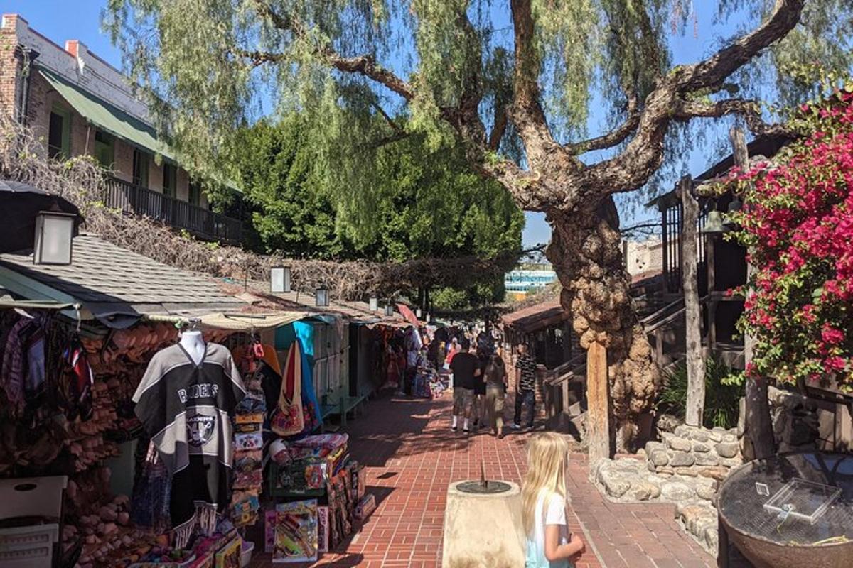ein kleines Mädchen, das auf einem Markt eine Straße entlang geht