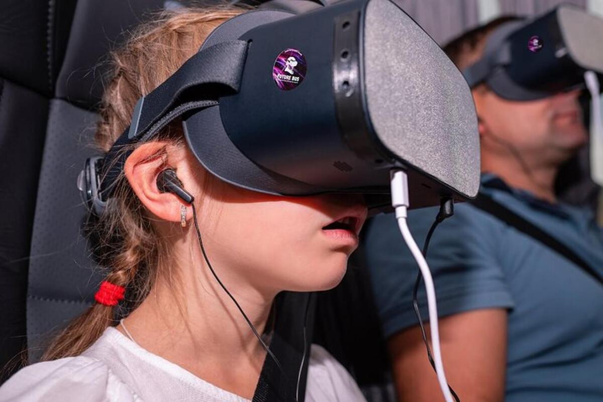 egy nő, aki virtuális valóság sisakot visel a fején