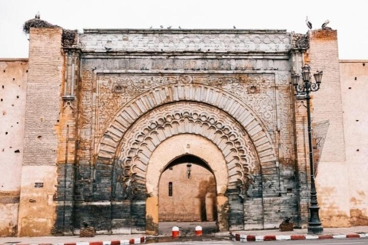 an old building with a large stone archway