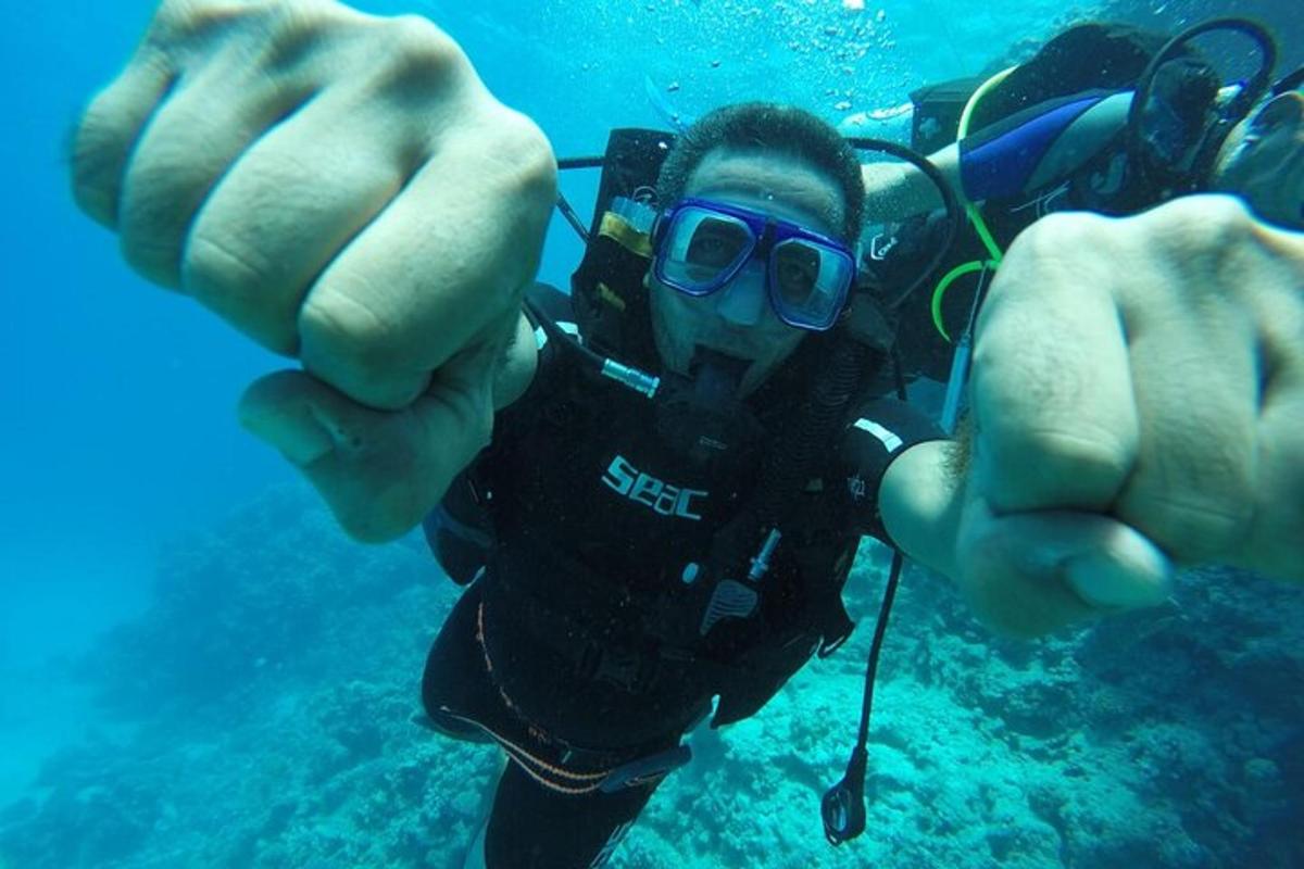 un home fent un gest d'aprovació amb el polze a l'aigua