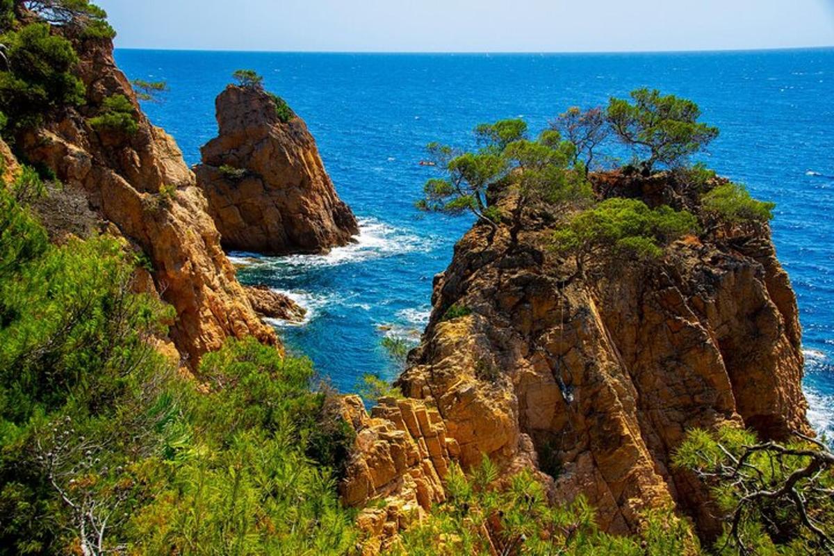 θέα στον ωκεανό από ένα βραχώδες βουνό