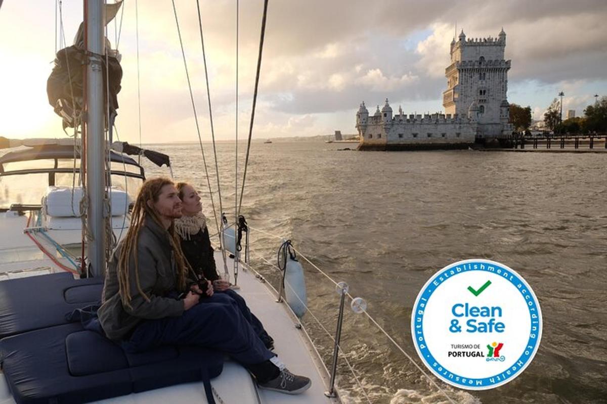 due donne sedute su una barca in acqua con il Big Ben
