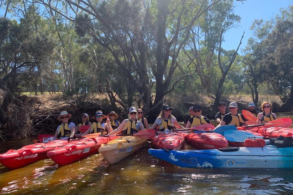 un gruppo di persone in kayak su un fiume