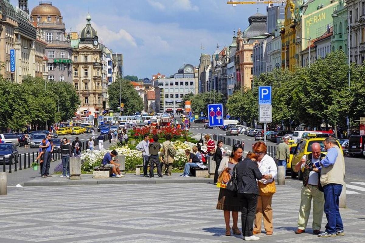 skupina lidí stojících na rušné městské ulici