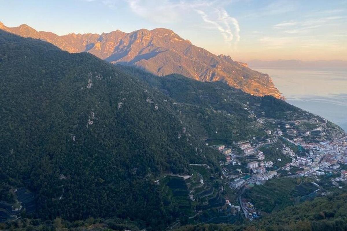 pemandangan gunung dengan bandar di atasnya
