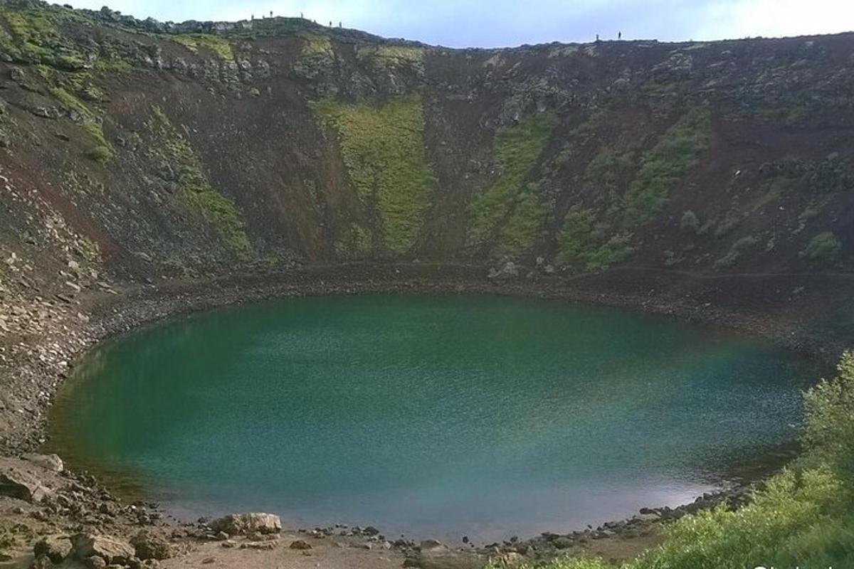 velká smaragdová vodní nádrž na hoře