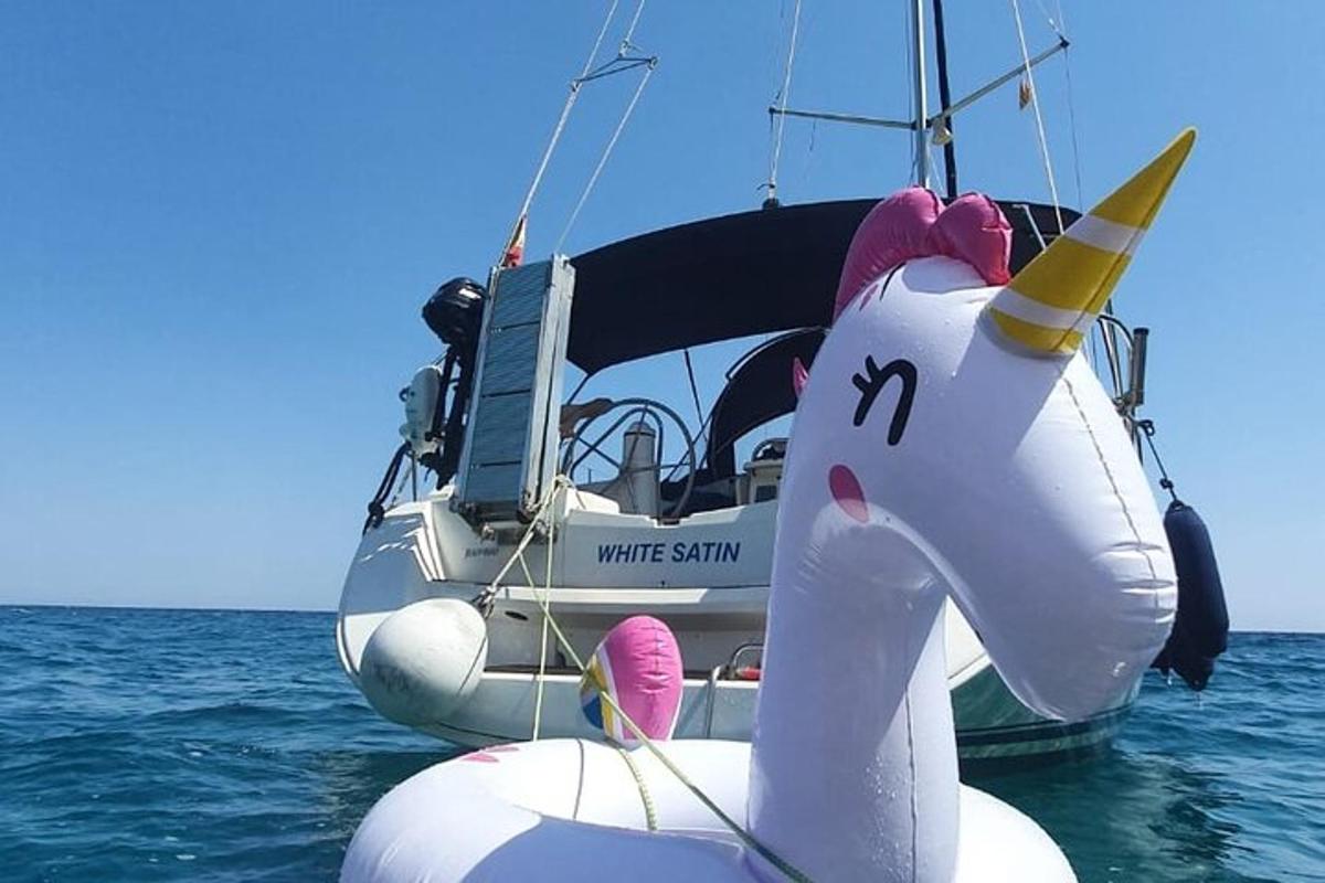 een boot met een eenhoorn die in het water drijft