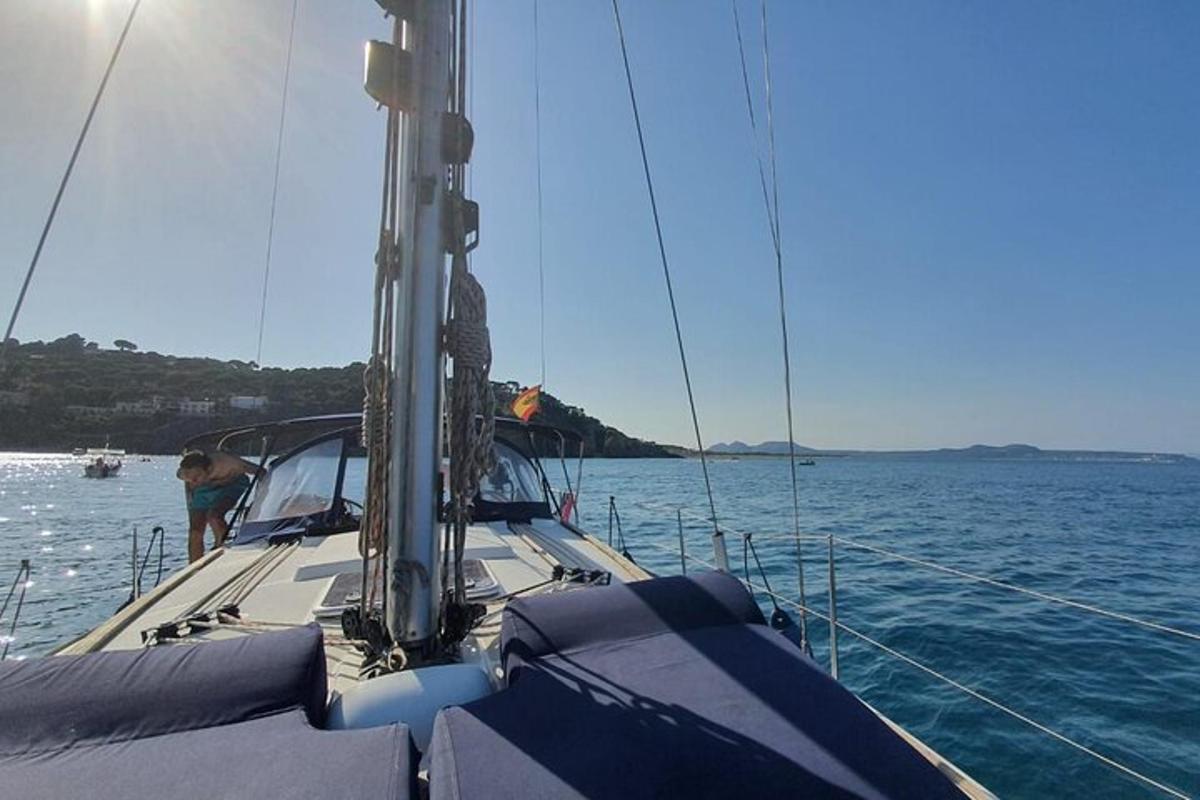 een zeilboot in het water met een persoon erop