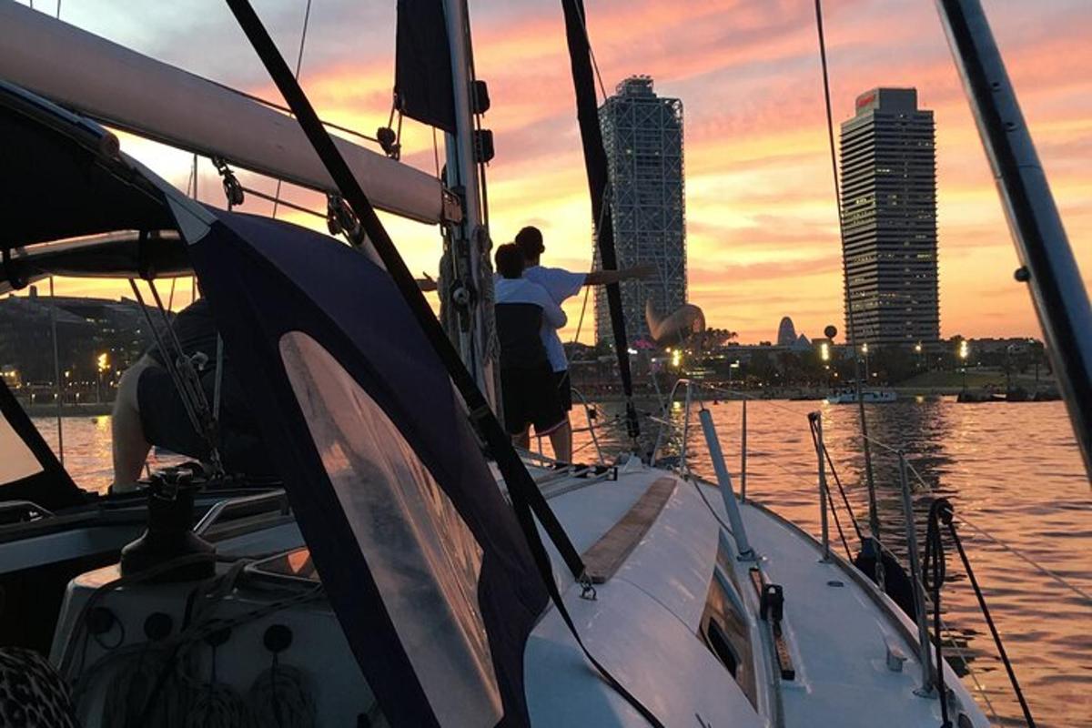 et par på en båd i vandet ved solnedgang