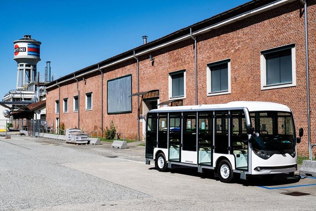 avtobus parkiran poleg opečne stavbe s svetilnikom