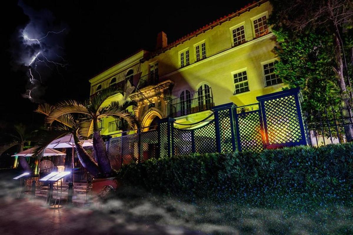 Una tormenta eléctrica frente a un edificio amarillo