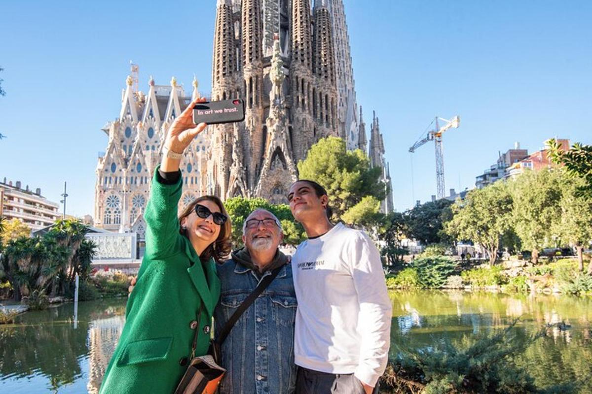 Un hombre y una mujer tomándose una foto frente a una catedral.