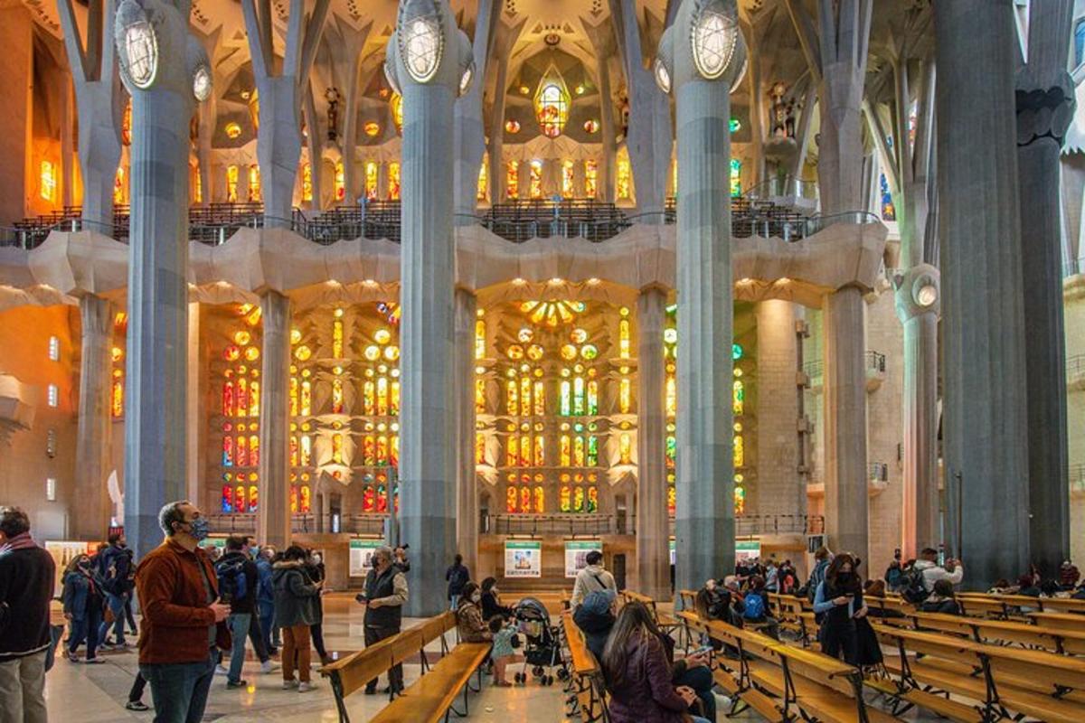 un grupo de personas en una gran catedral