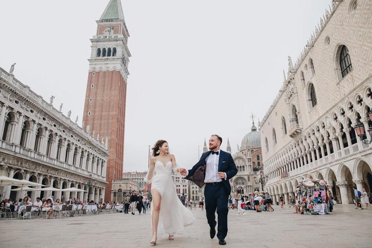 una sposa e uno sposo che camminano per una strada cittadina