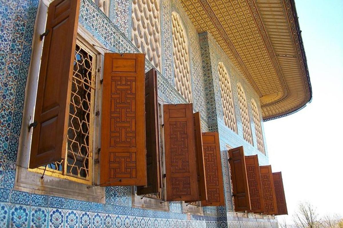 un edifici amb portes i finestres de fusta