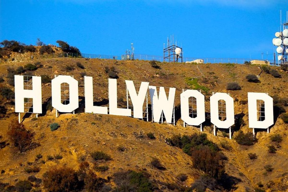 Stórt Hollywood-skilti efst á hæð