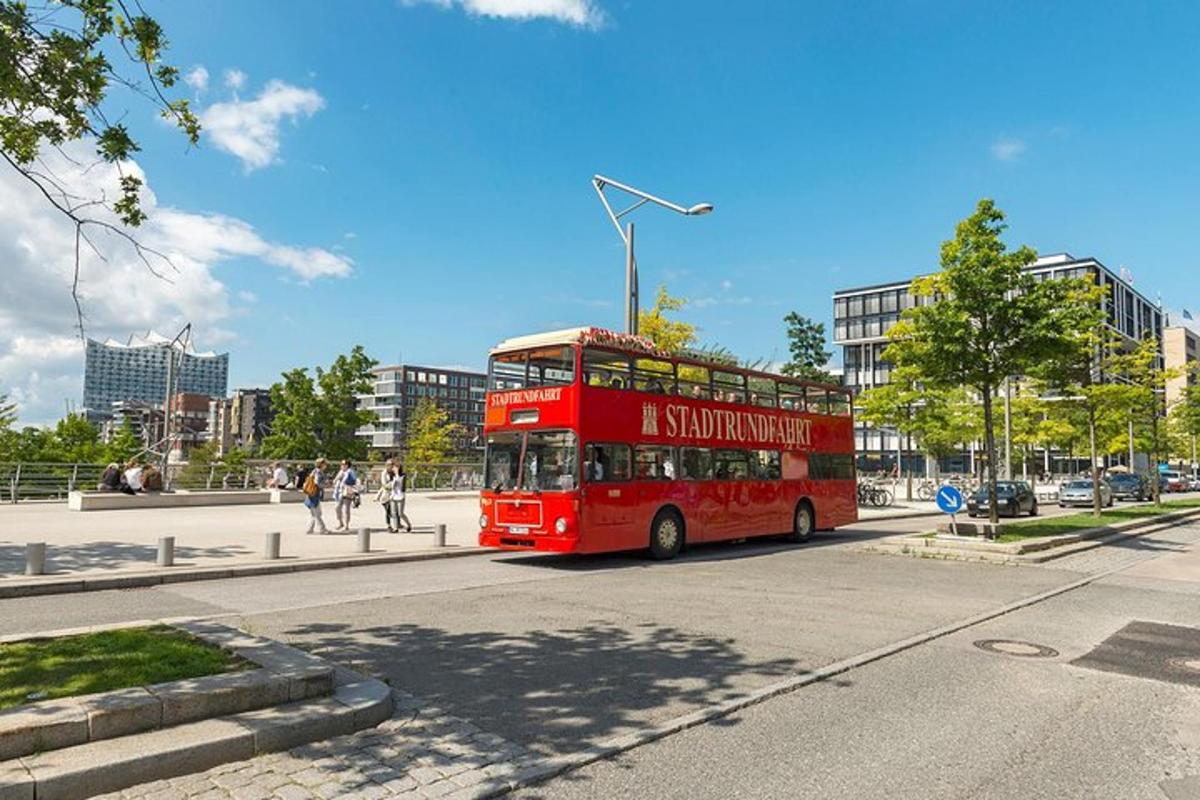 een rode dubbeldekkerbus die door een straat rijdt