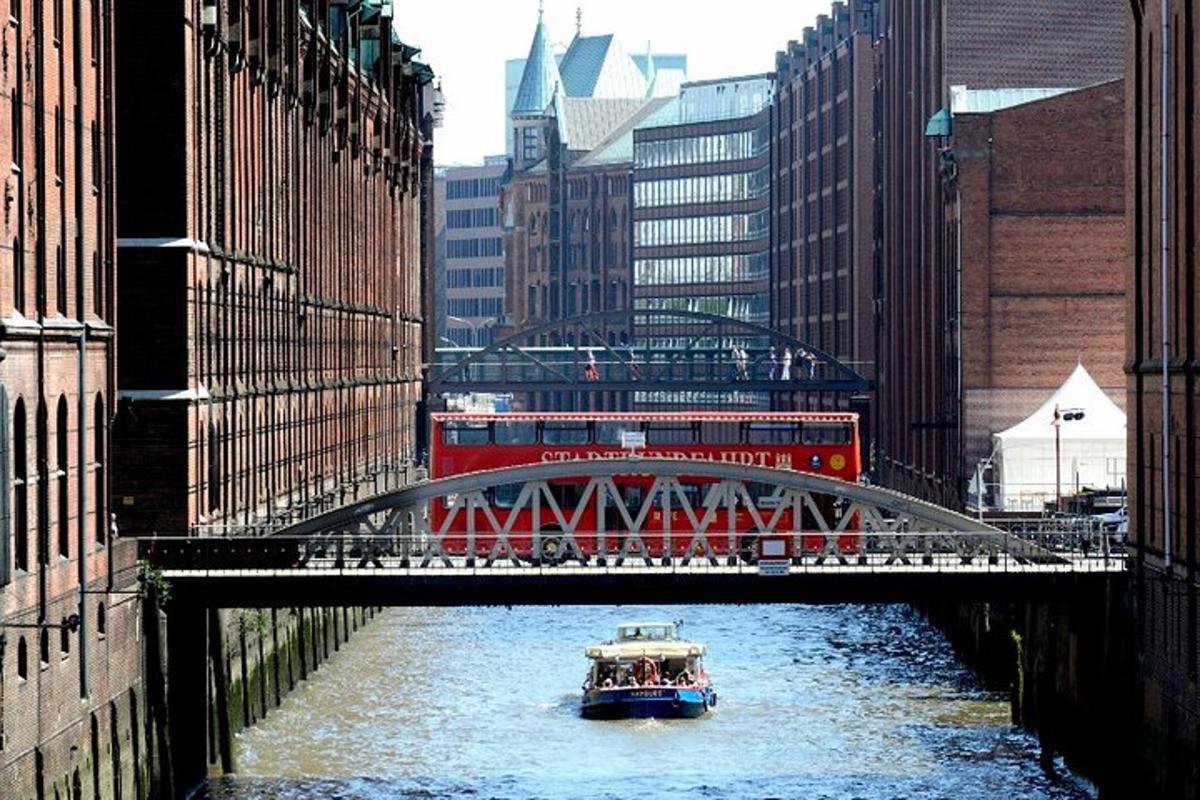 een boot op een rivier met een brug en een bus