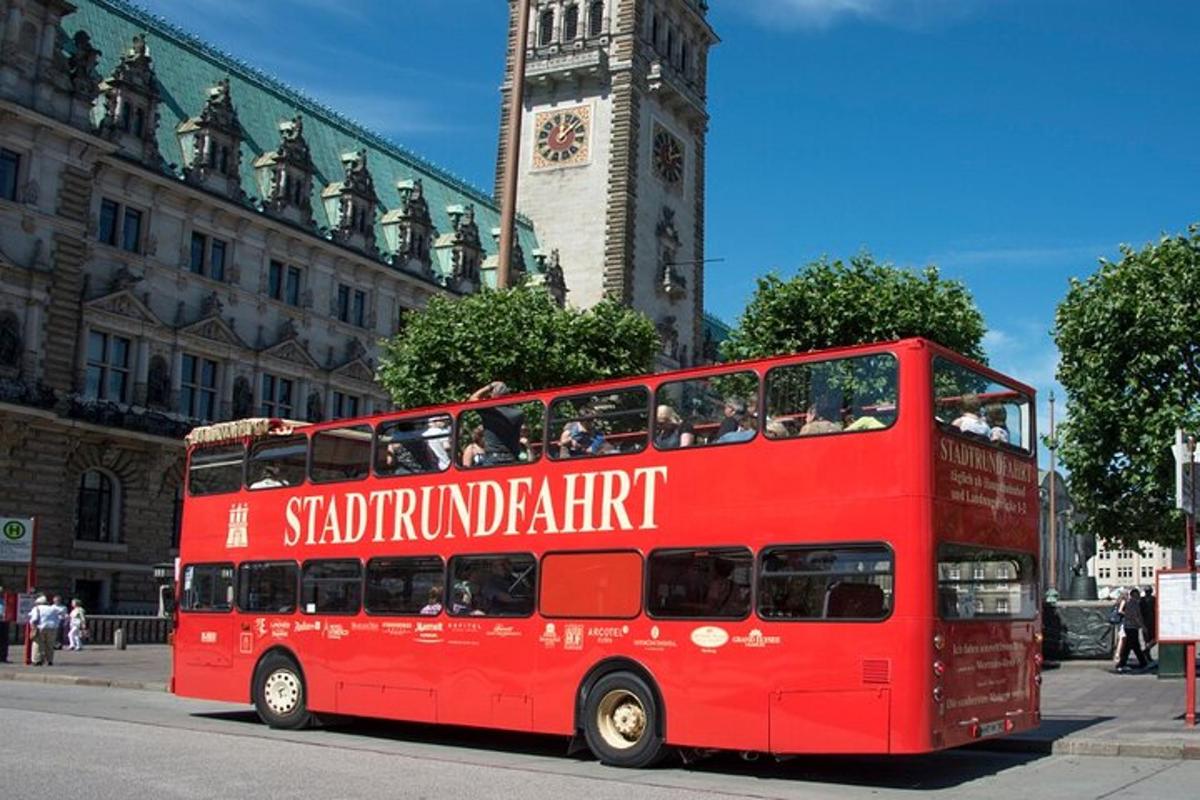 czerwony piętrowy autobus jadący ulicą