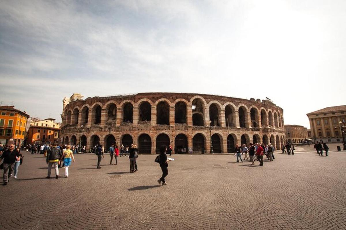 egy csoport ember áll a colosseum előtt
