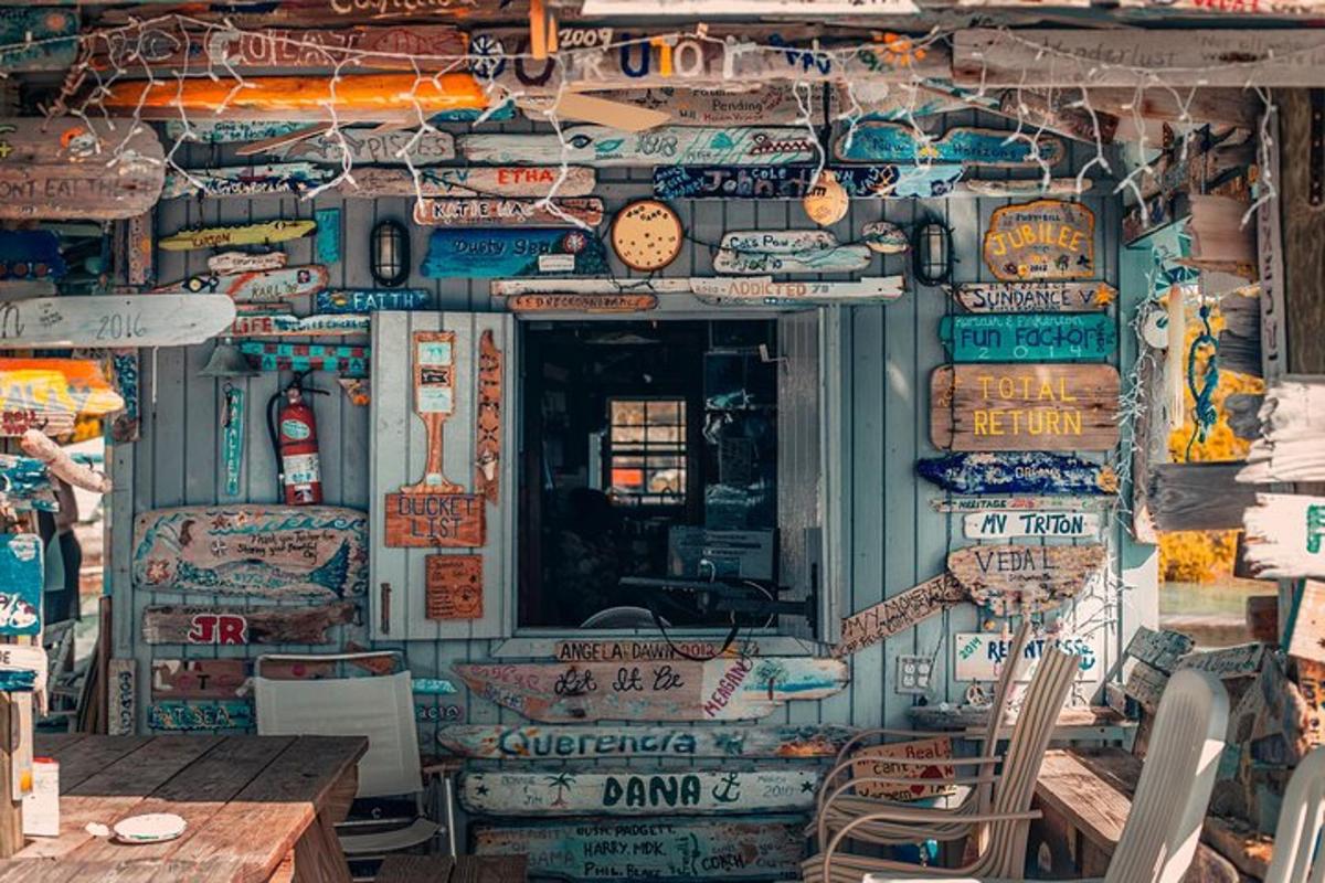 restaurace se stolem, židlemi a hodinami na zdi