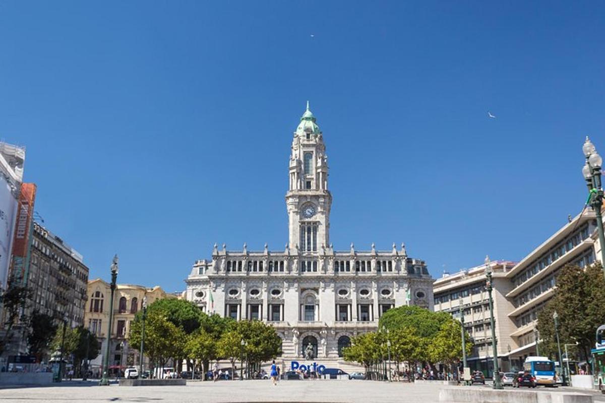 Un edificio con una torre de reloj en la parte superior.