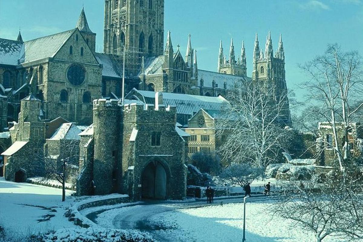 un antic castell a la neu davant d'una catedral
