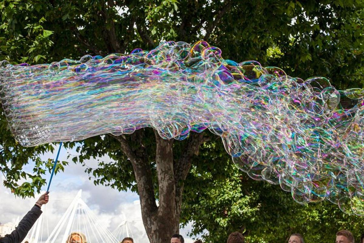 en person holder et stort stykke net op