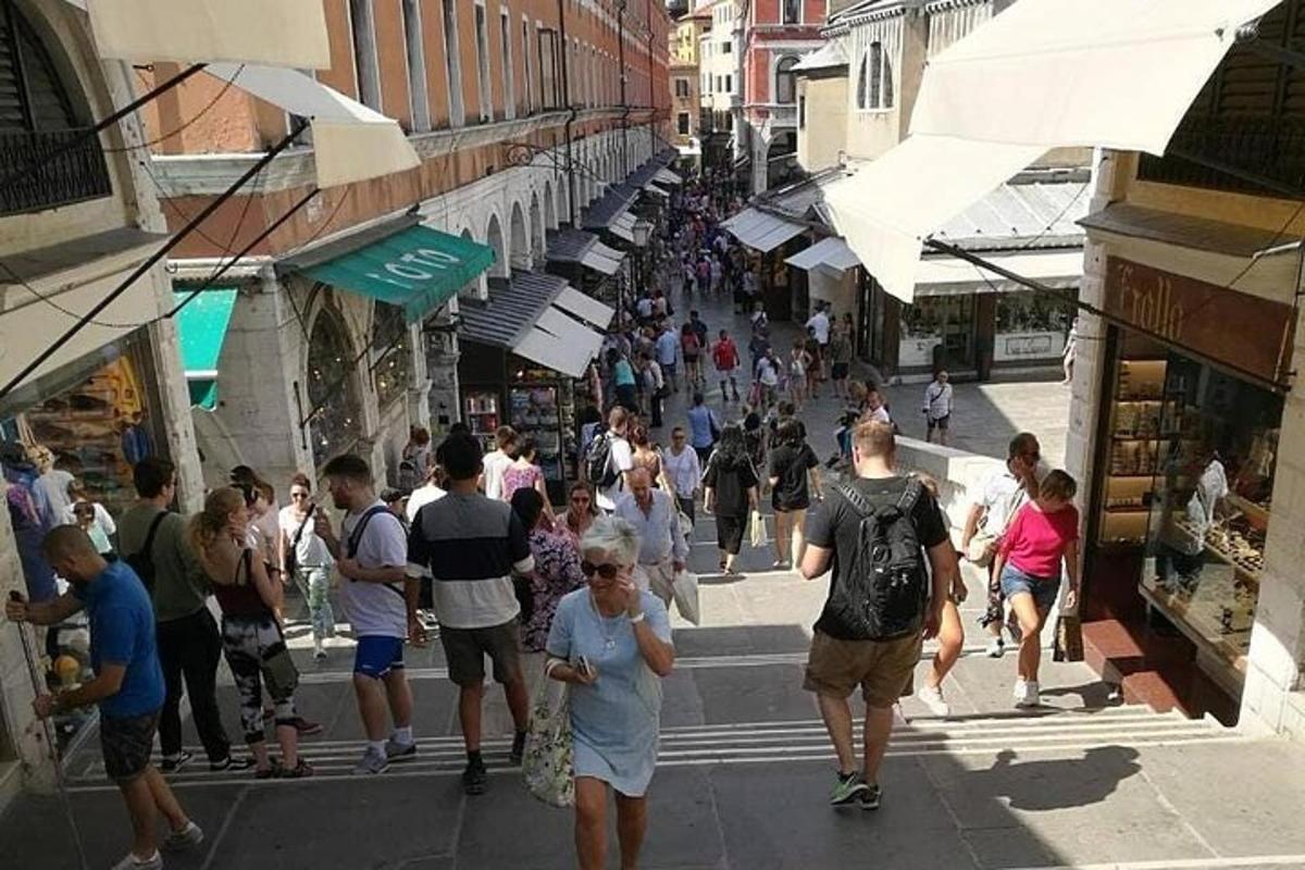 una multitud de personas caminando por una calle concurrida