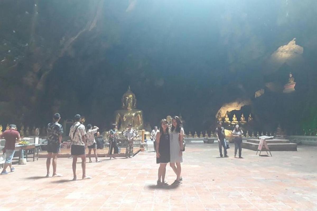 un gruppo di persone in piedi davanti a una fontana