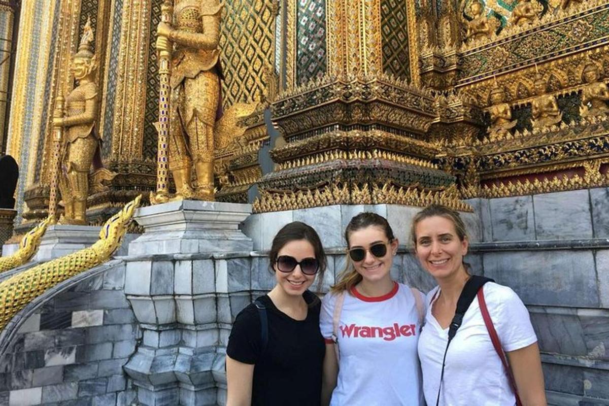 tre persone in piedi davanti a un tempio