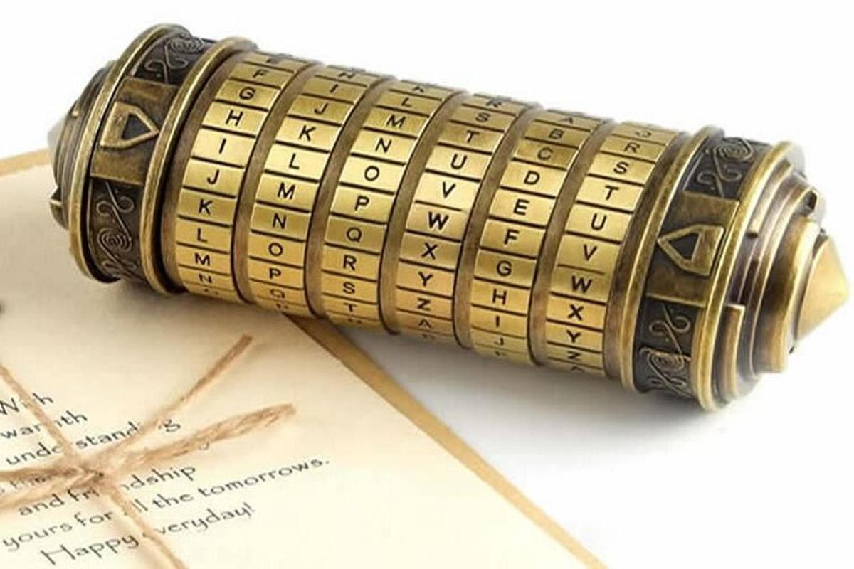 un cilindro di legno sopra un documento
