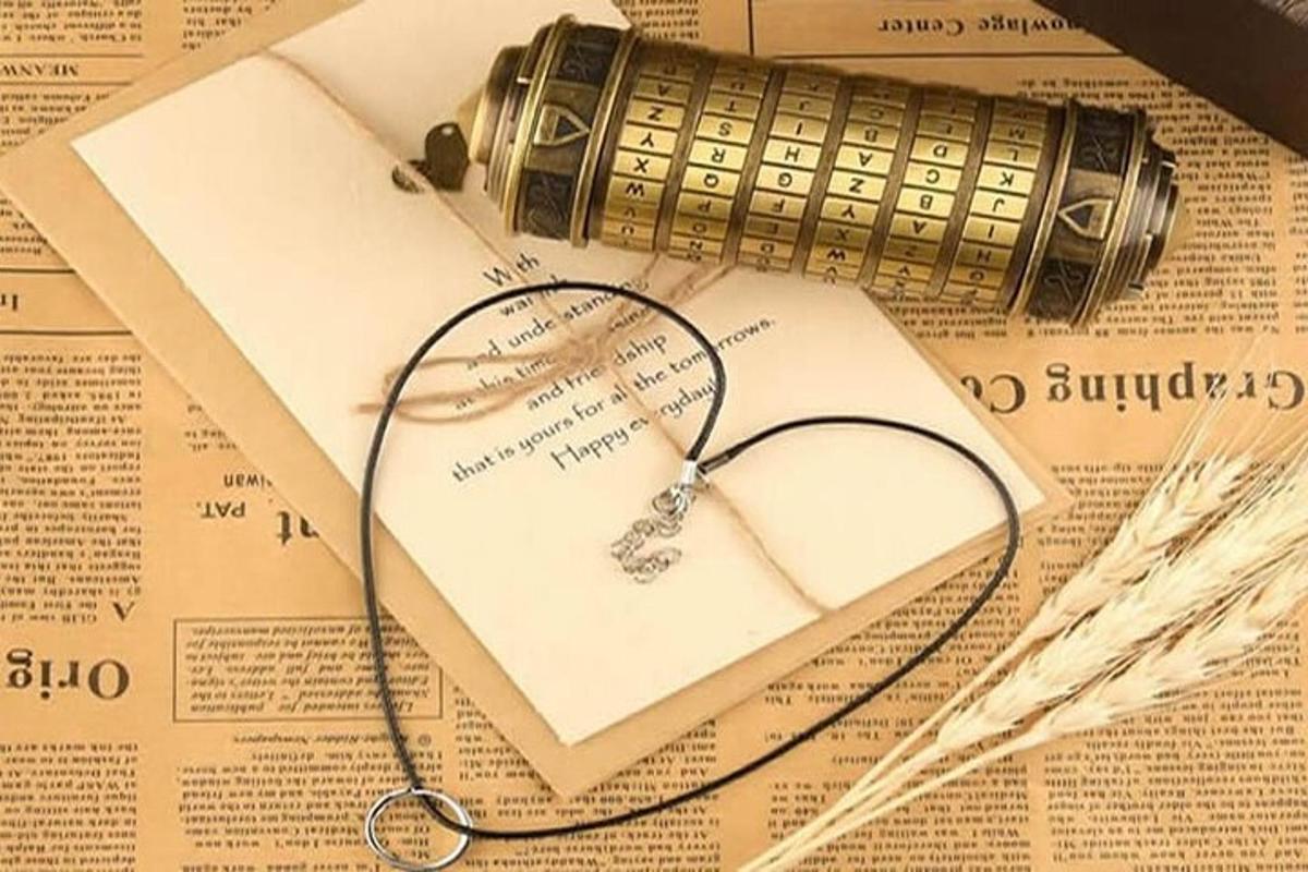 un biglietto a forma di cuore con un ago e una bottiglia
