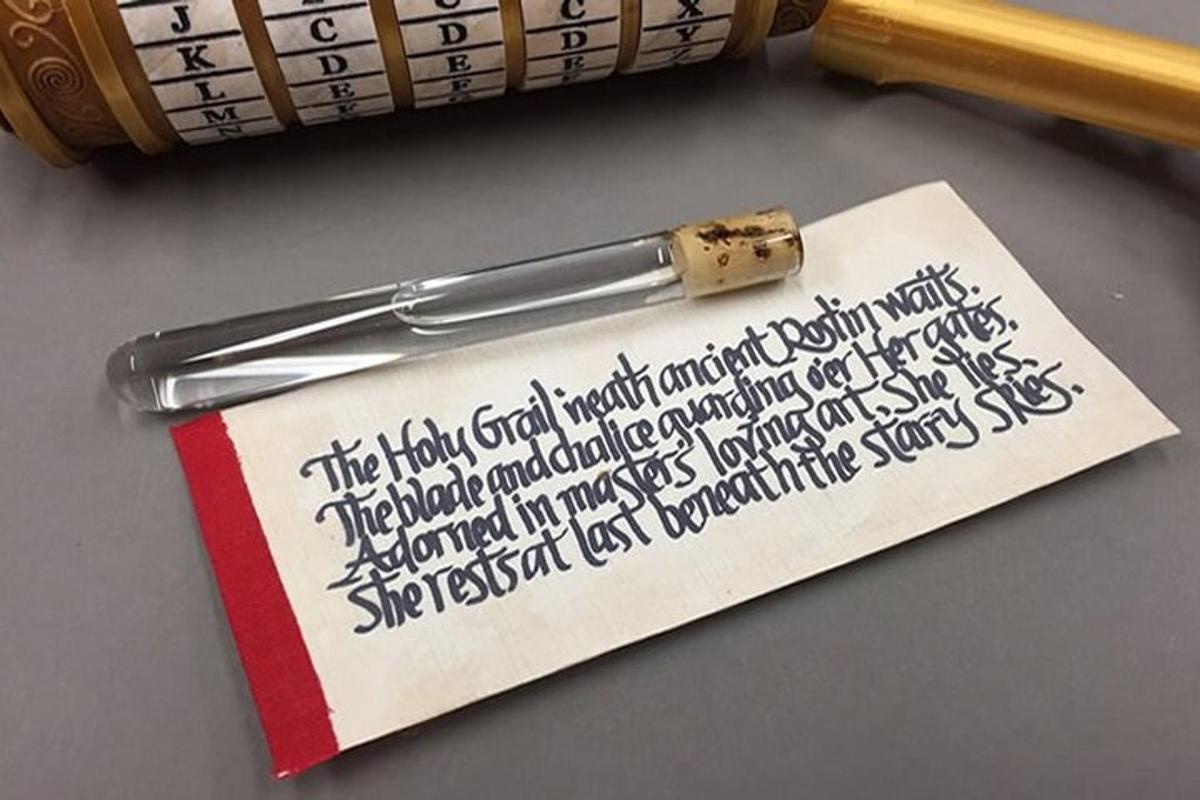 una penna appoggiata su un pezzo di carta