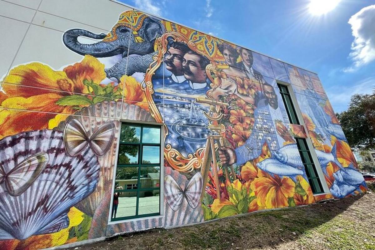 un edificio con un murale sul lato