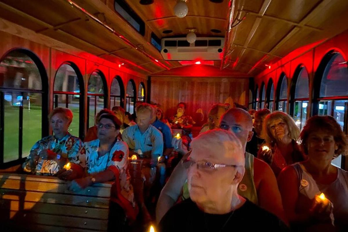 un grupo de personas sentadas en un autobús