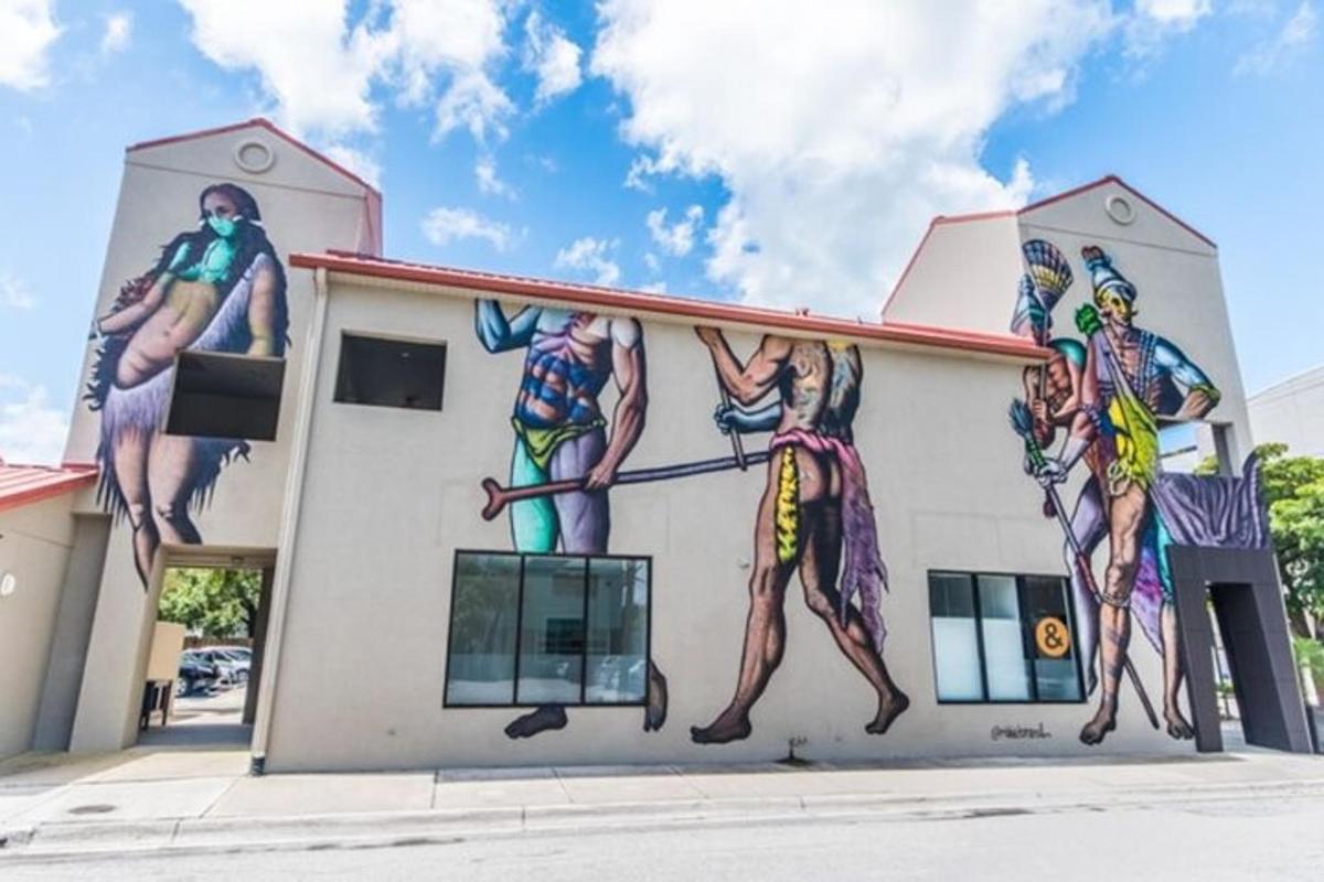 um mural de homens na lateral de um prédio