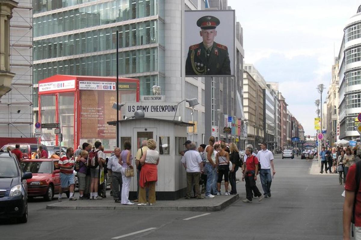 dav lidí čekajících na autobusové zastávce na městské ulici