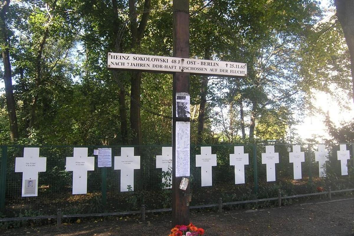 hřbitov s cedulí před plotem