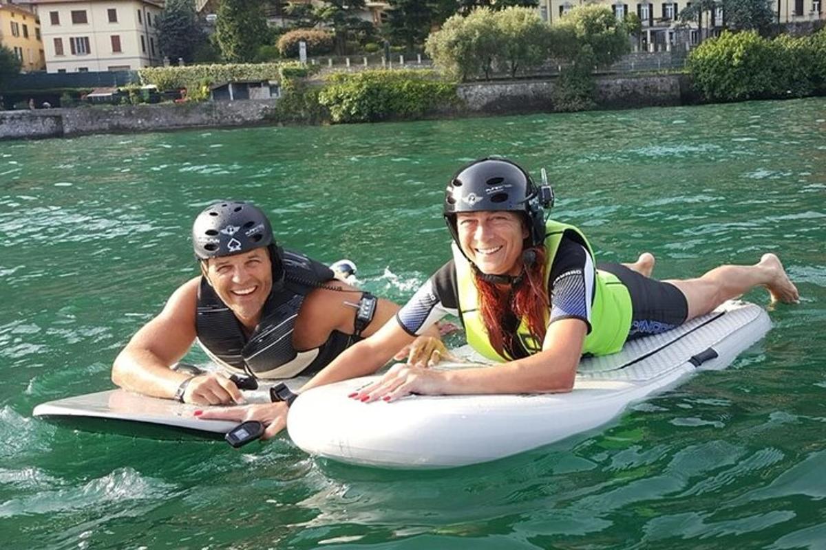 Dos mujeres con cascos tumbadas en una balsa en el agua
