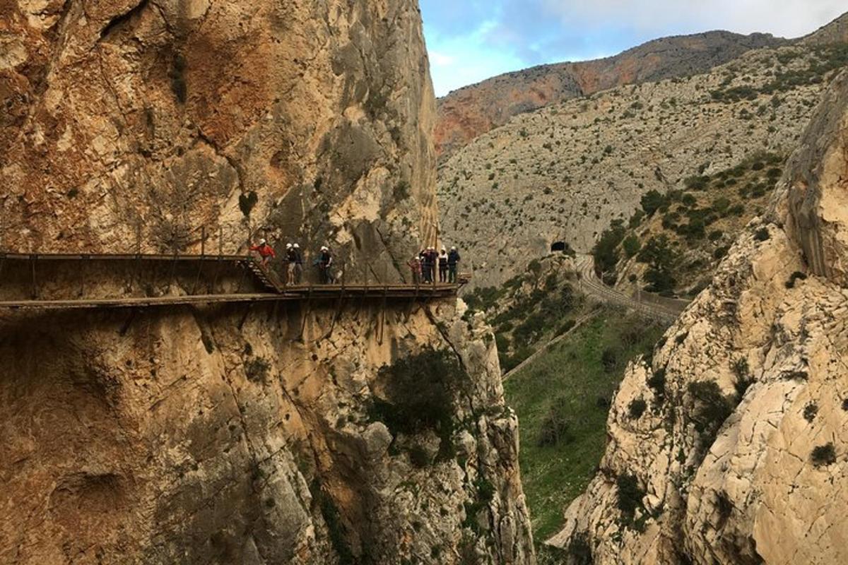 een groep mensen die op een brug op een berg staan
