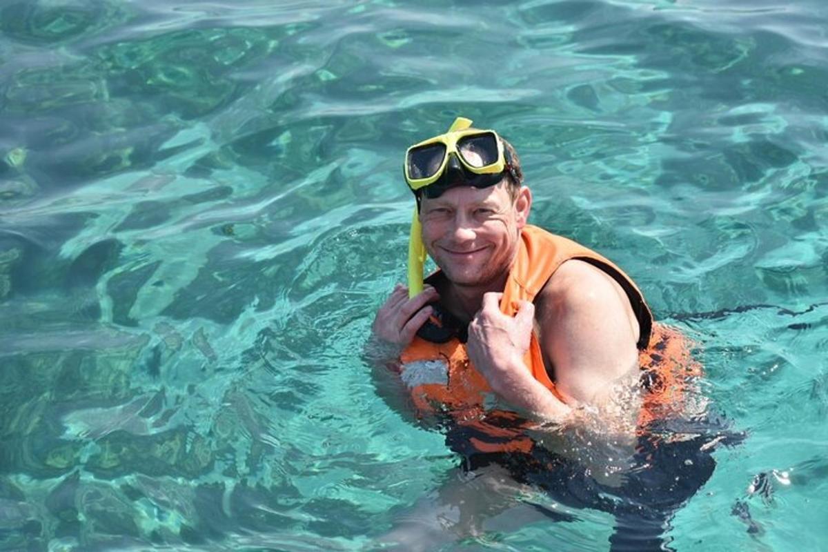 un hombre en el agua sosteniendo un remo
