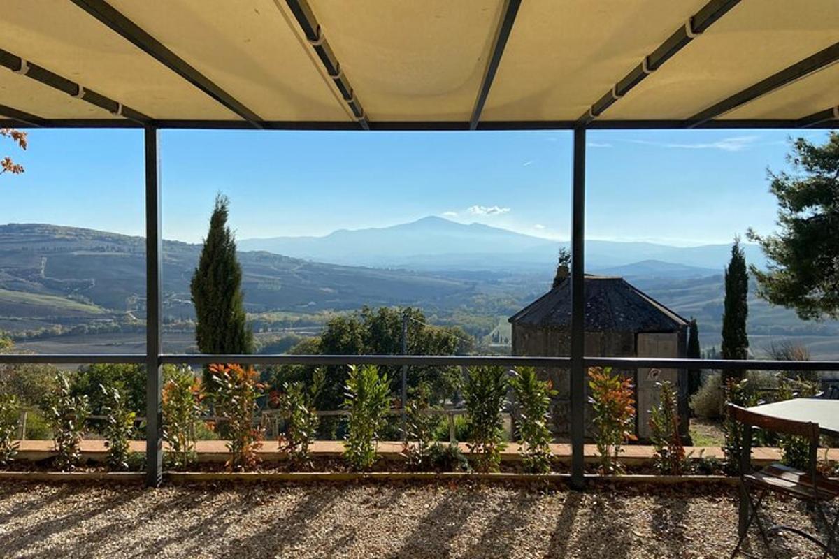 Un balcón con vista a la montaña