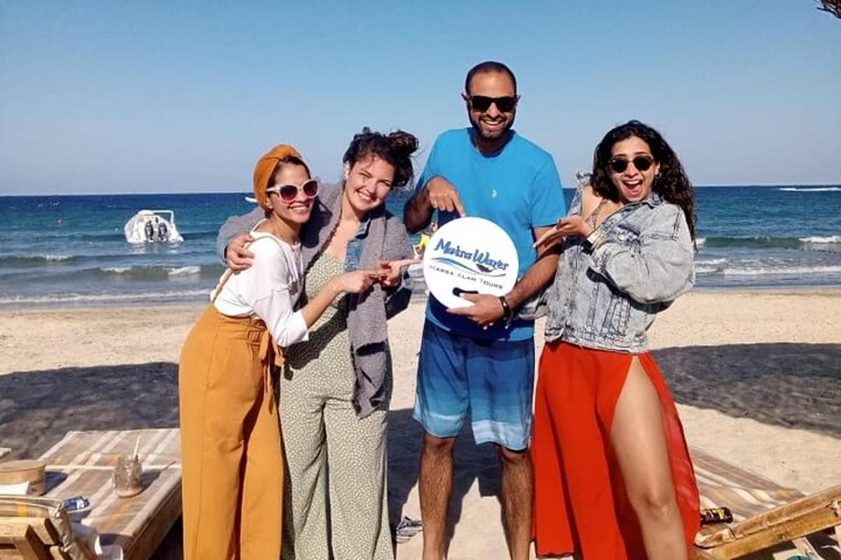 un gruppo di persone in posa per una foto sulla spiaggia