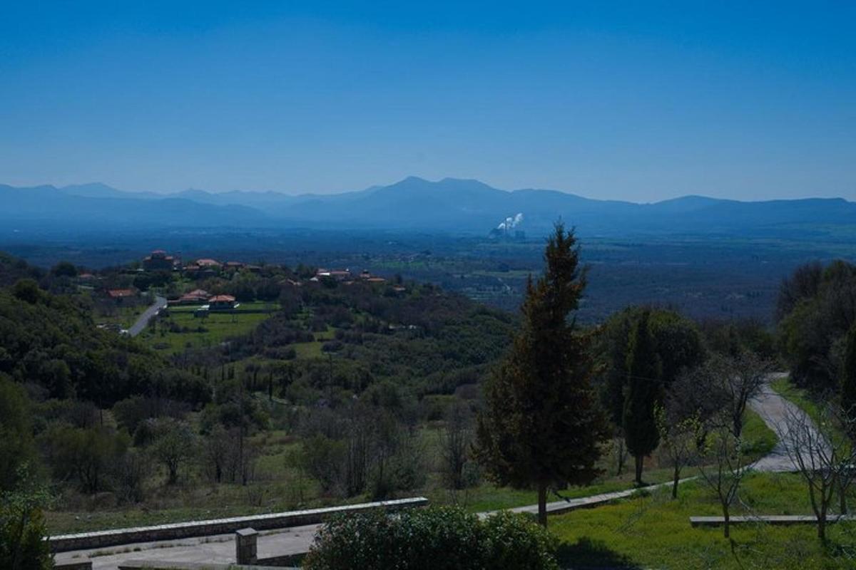μια θέα μιας κοιλάδας με έναν δρόμο και δέντρα