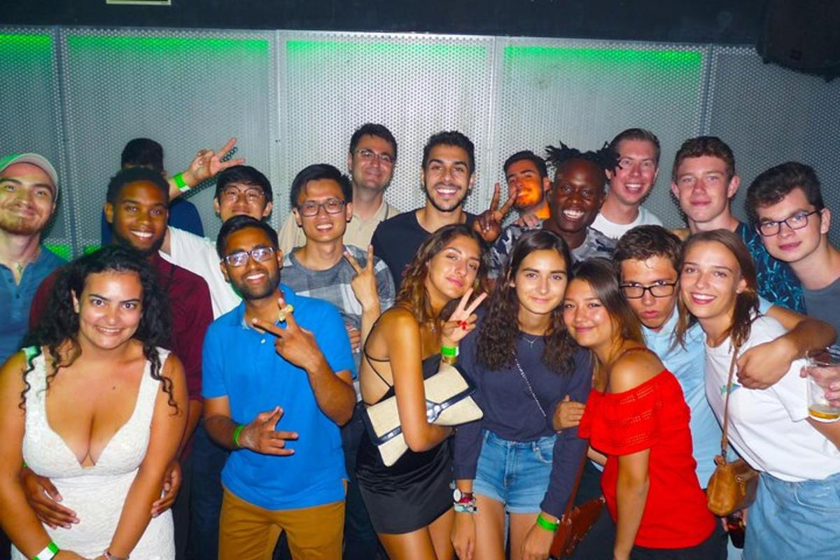 un gruppo di persone che posano per una foto