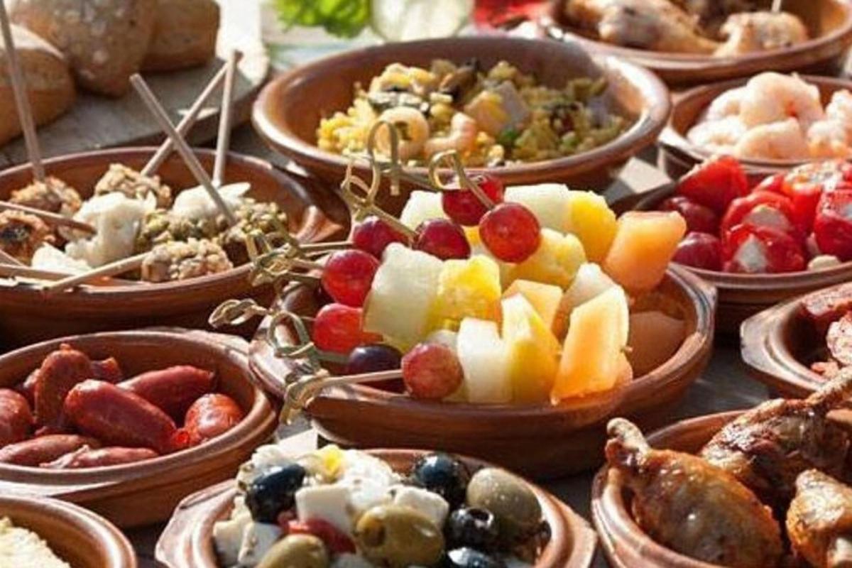 un tavolo con molti tipi diversi di cibo in ciotole