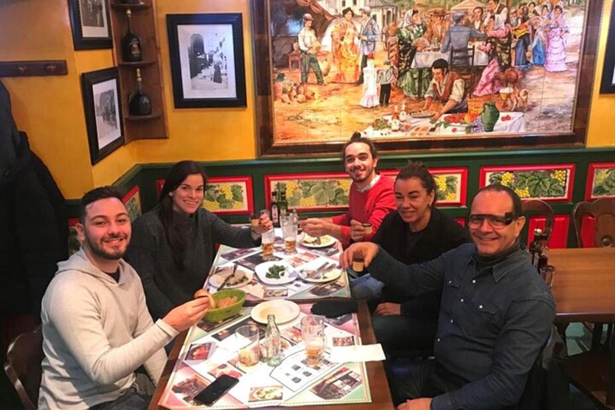 un gruppo di persone sedute a un tavolo in un ristorante