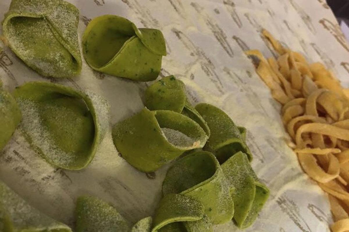 un mucchio di sottaceti verdi su un piatto con patatine fritte