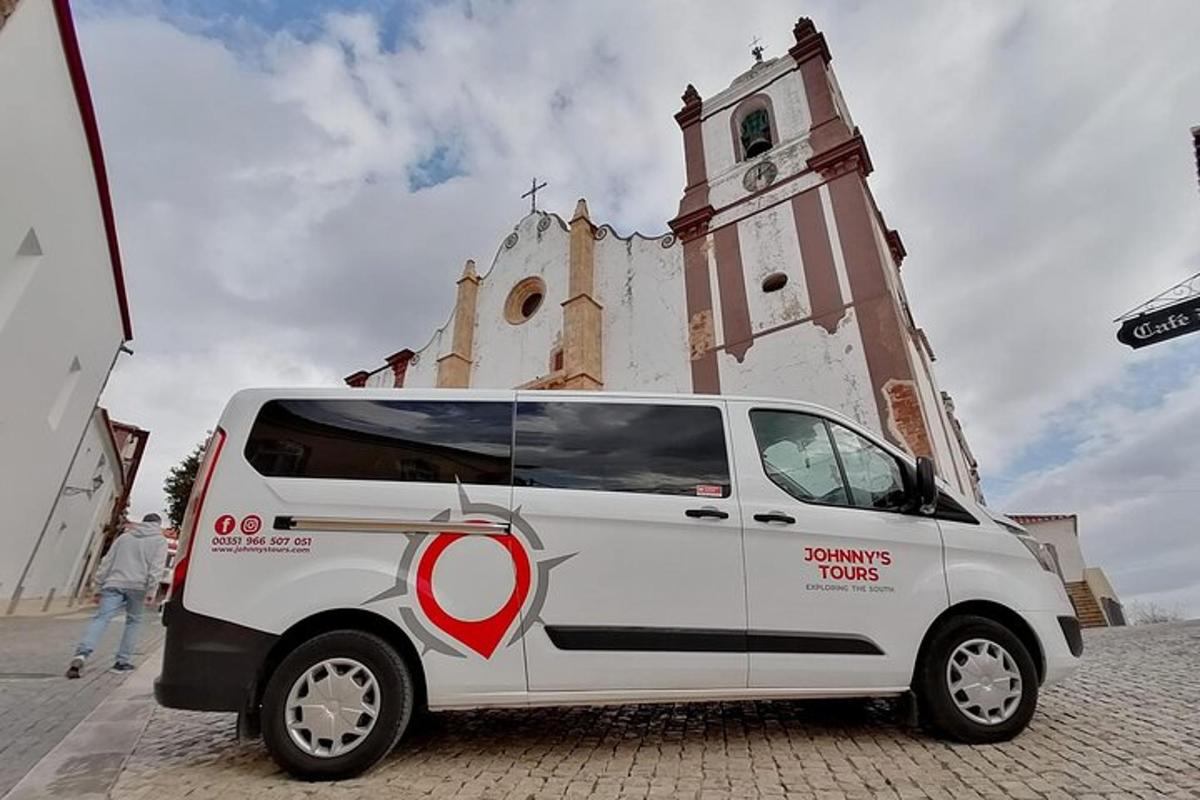 un furgone bianco parcheggiato davanti a una chiesa